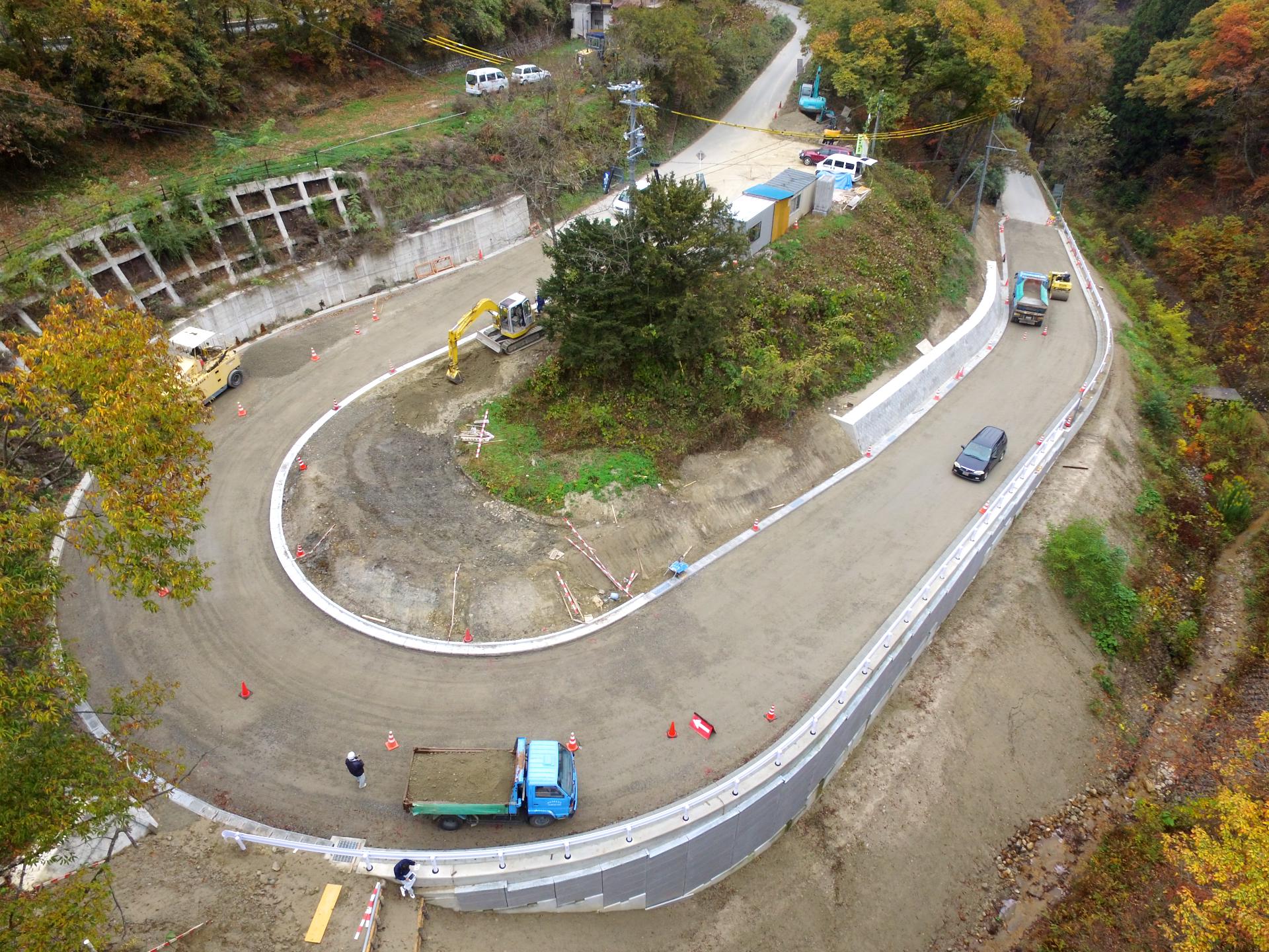 北安曇郡池田町、中山温泉地区の県道275号線（上生坂信濃松川停車場線）の道路改良工事の施工中の様子。
