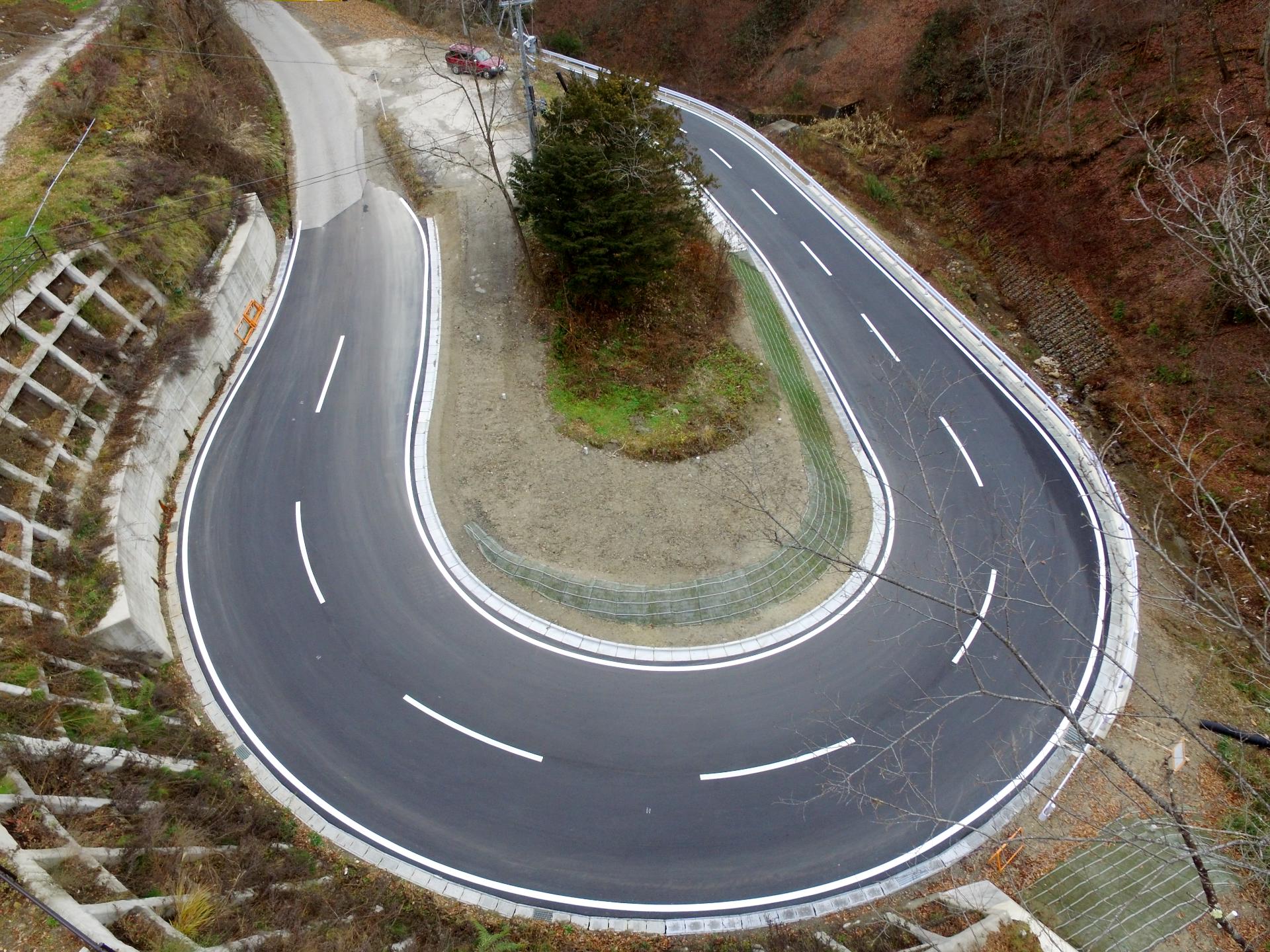 北安曇郡池田町、中山温泉地区の県道275号線（上生坂信濃松川停車場線）の道路改良工事の竣工写真