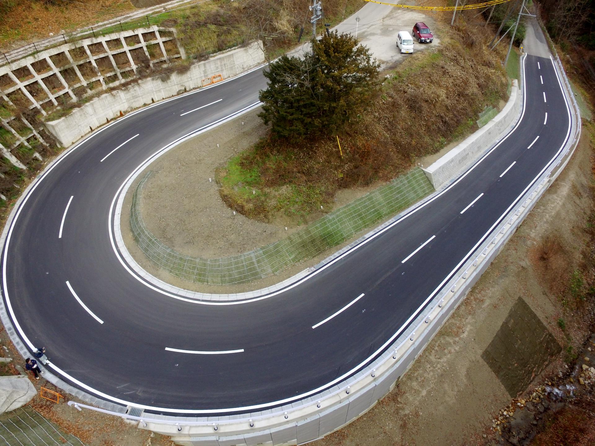 北安曇郡池田町、中山温泉地区の県道275号線（上生坂信濃松川停車場線）の道路改良工事の竣工写真