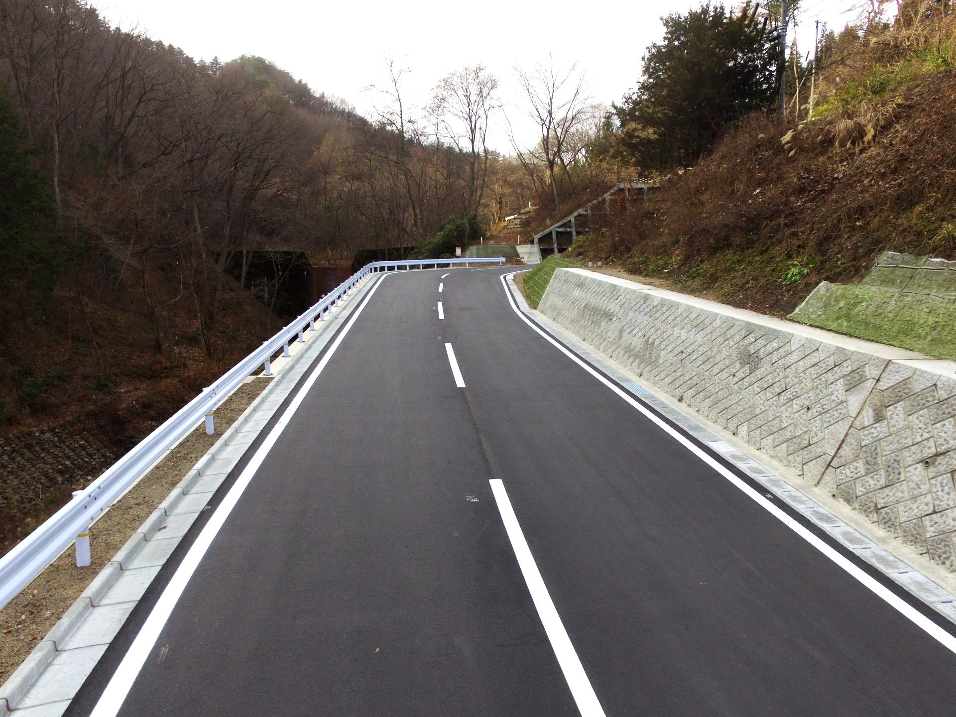 北安曇郡池田町、中山温泉地区の県道275号線（上生坂信濃松川停車場線）の道路改良工事の竣工写真