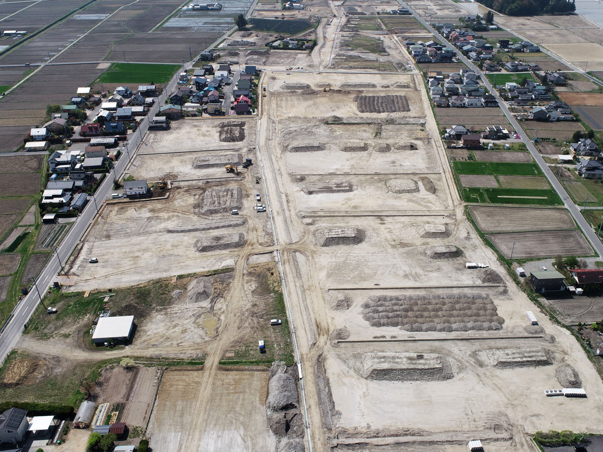 上空から撮影した圃場整備施工中の様子。新たに畦畔、水路、農道が整備されていく。