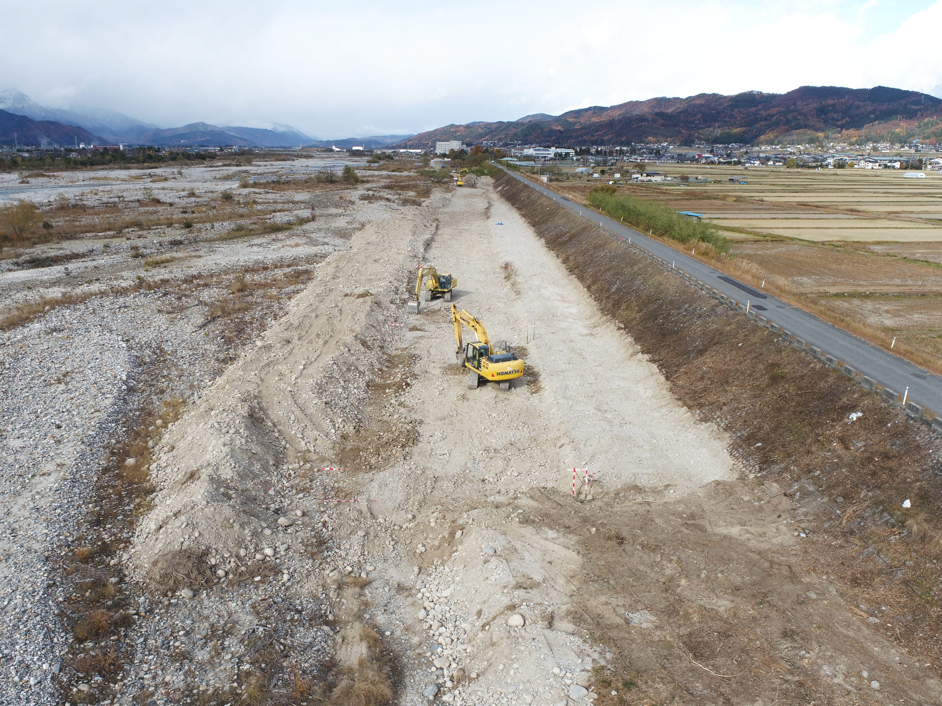 根固めブロック据付場所の河川整地作業の様子