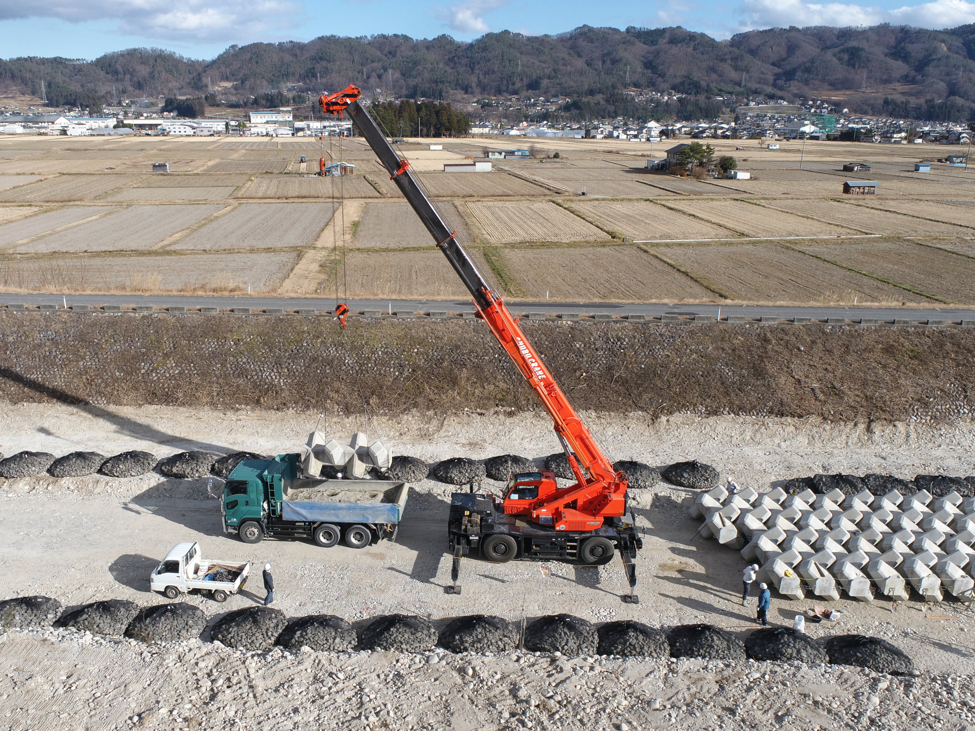 高瀬川への根固めブロック据付作業の様子