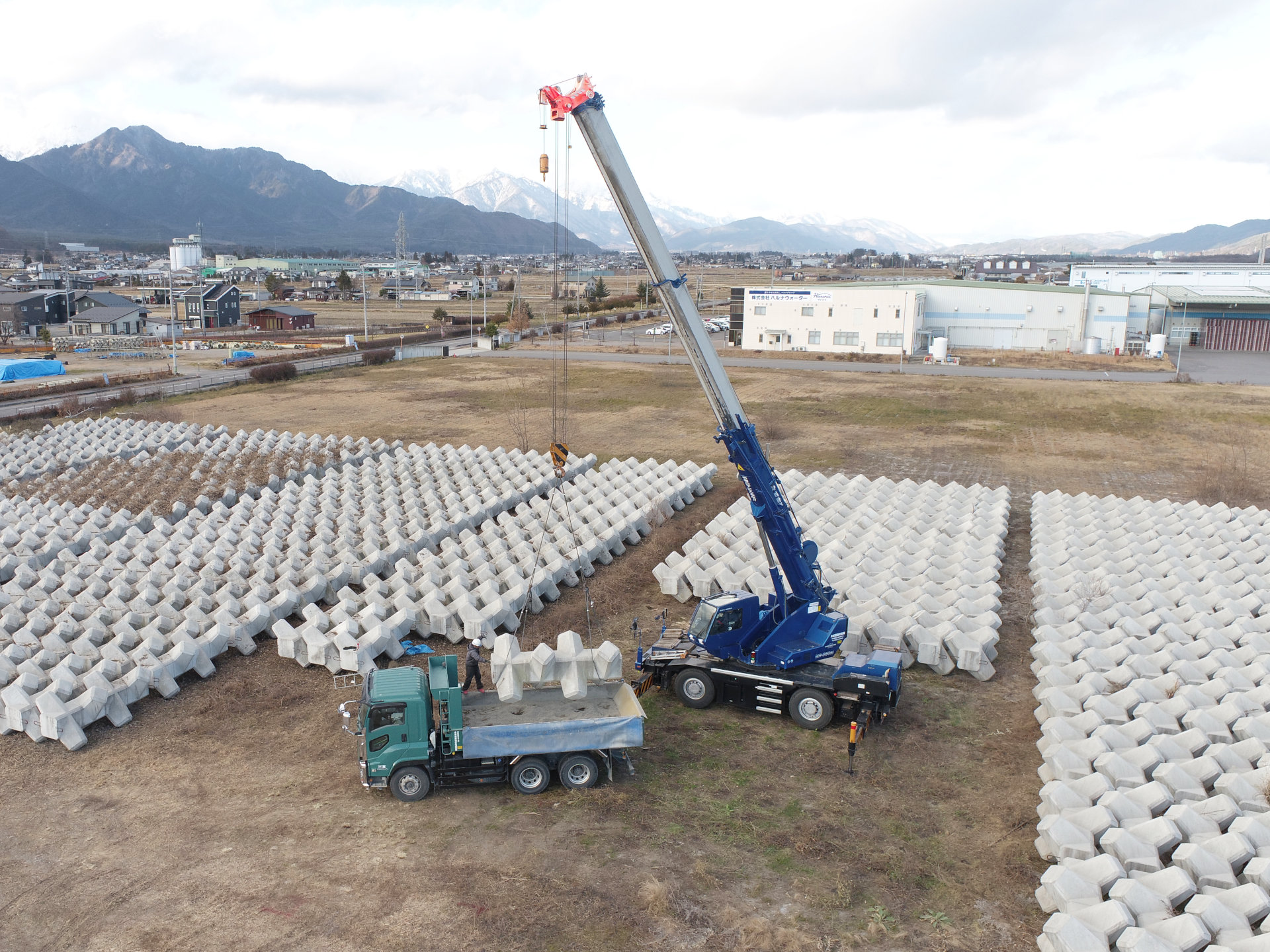 ストックヤードでの根固めブロック積込作業の様子