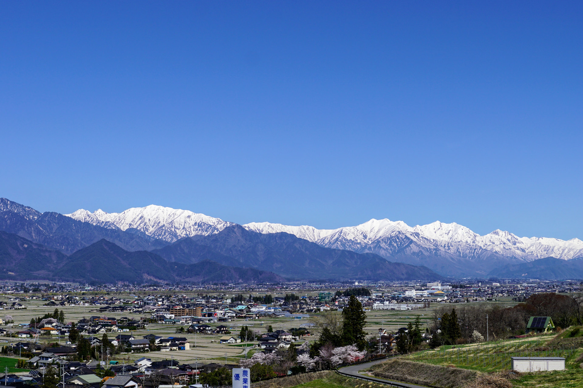 北安曇郡池田町から望む春の北アルプス