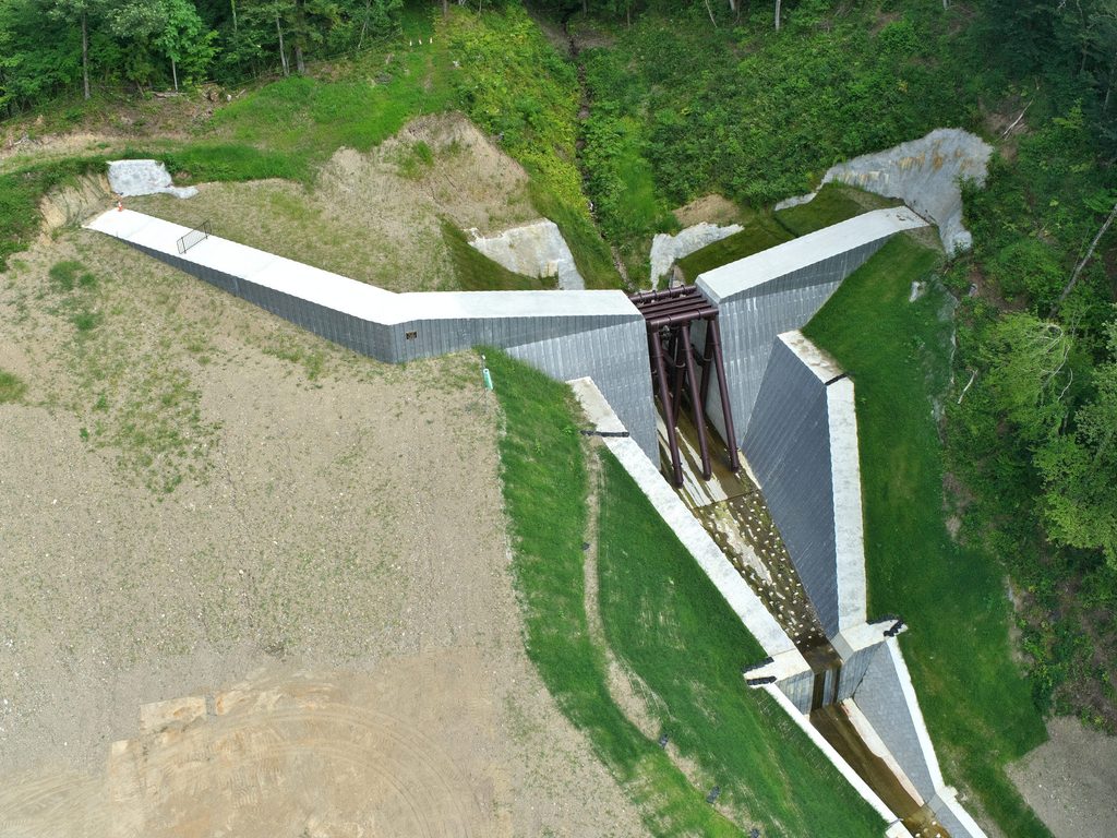 完成した塩沢砂防堰堤